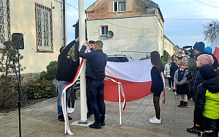 W Miłakowie stanął maszt z flagą Polski. „Możemy z dumą gromadzić się pod tymi barwami”